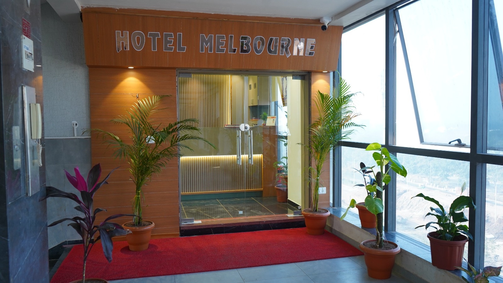 Hotel Malbourne - Tap to explore photos
