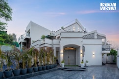 StayVista at The Sweet Sunsation w/ Jacuzzi, BBQ, Gurgaon