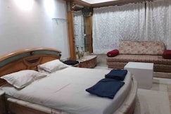 Luxury Studio with bathtub in Bandra, Mumbai