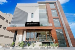Super Townhouse The Nawab Hotel and Banquet, Lucknow