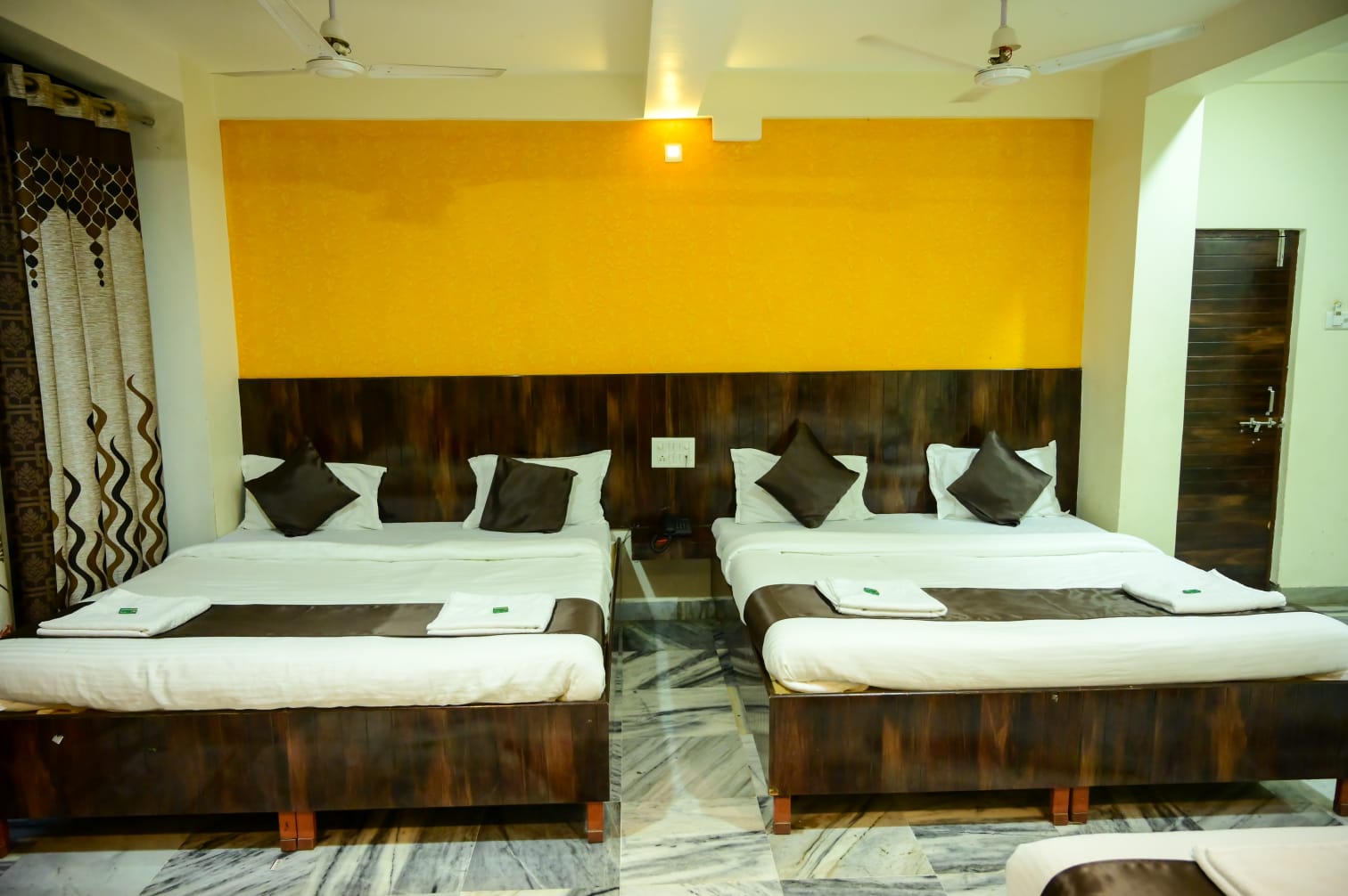 Deluxe 4 Bed AC 1