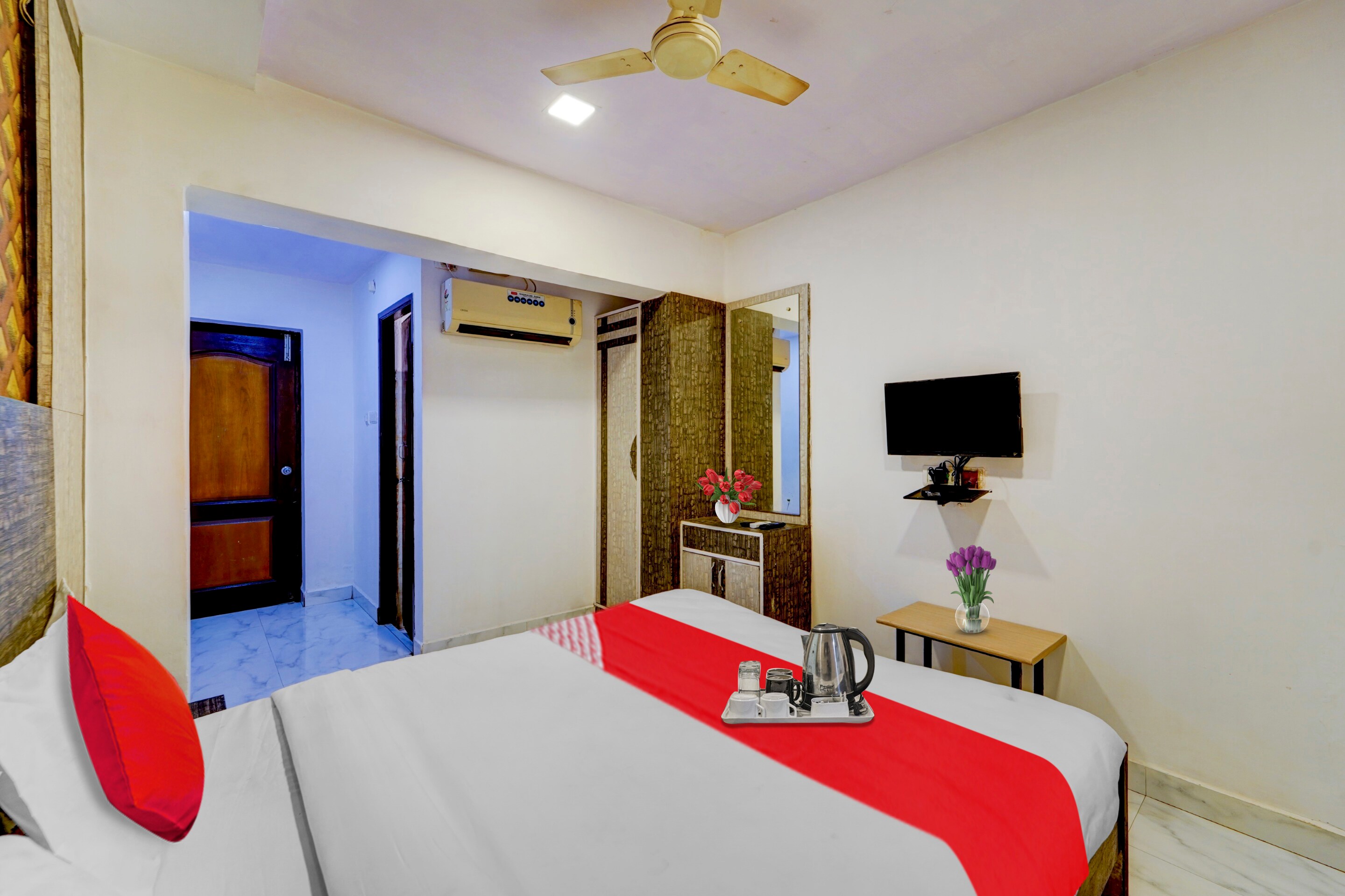 Hotel O White Inn Near Central Railway station - Tap to explore photos
