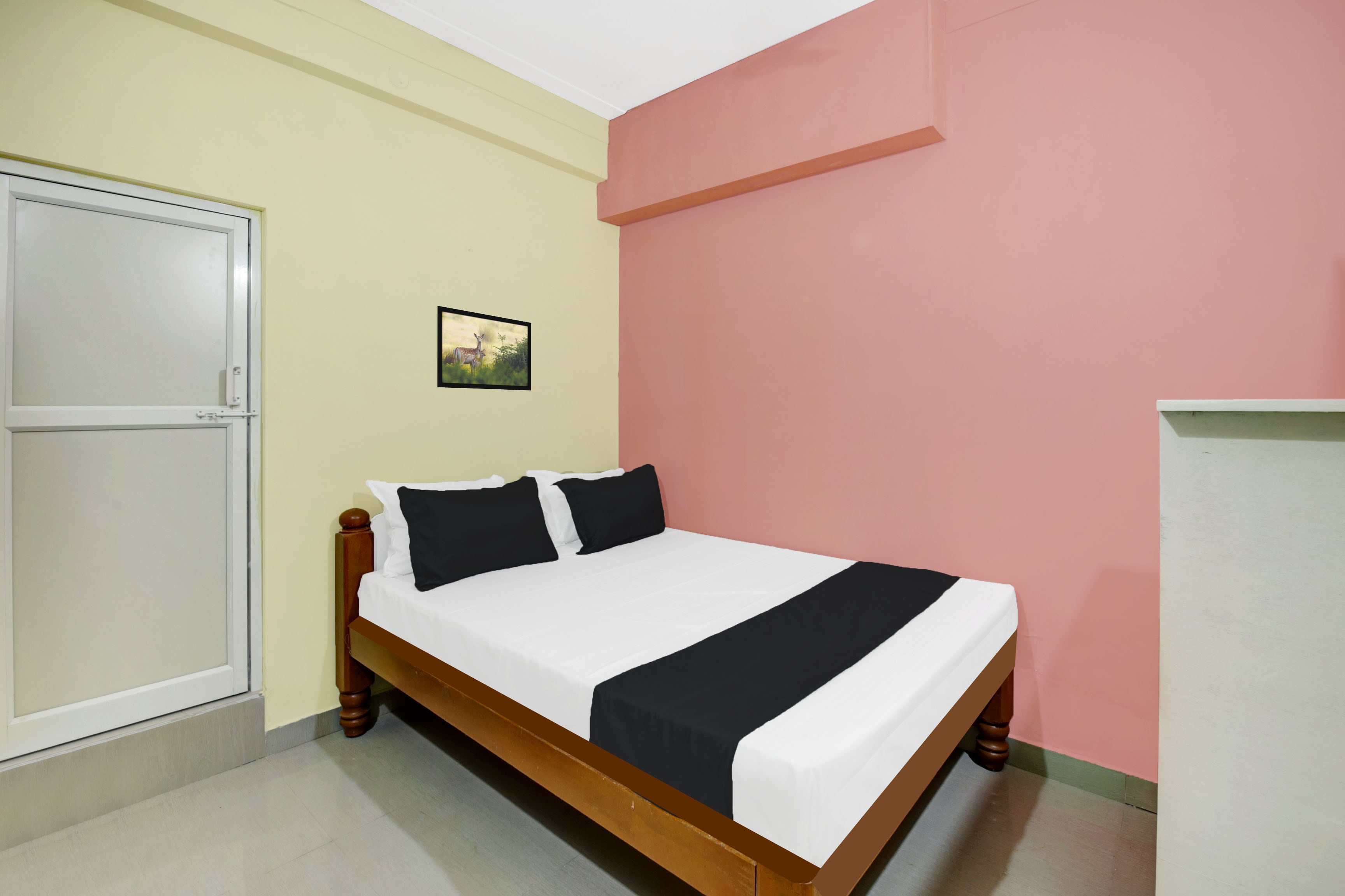 Hotel O ISIRI Rooms - Tap to explore photos