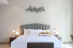 ELIVAAS Curated Glam Studio in Marina, Next to Marina Walk, Dubai