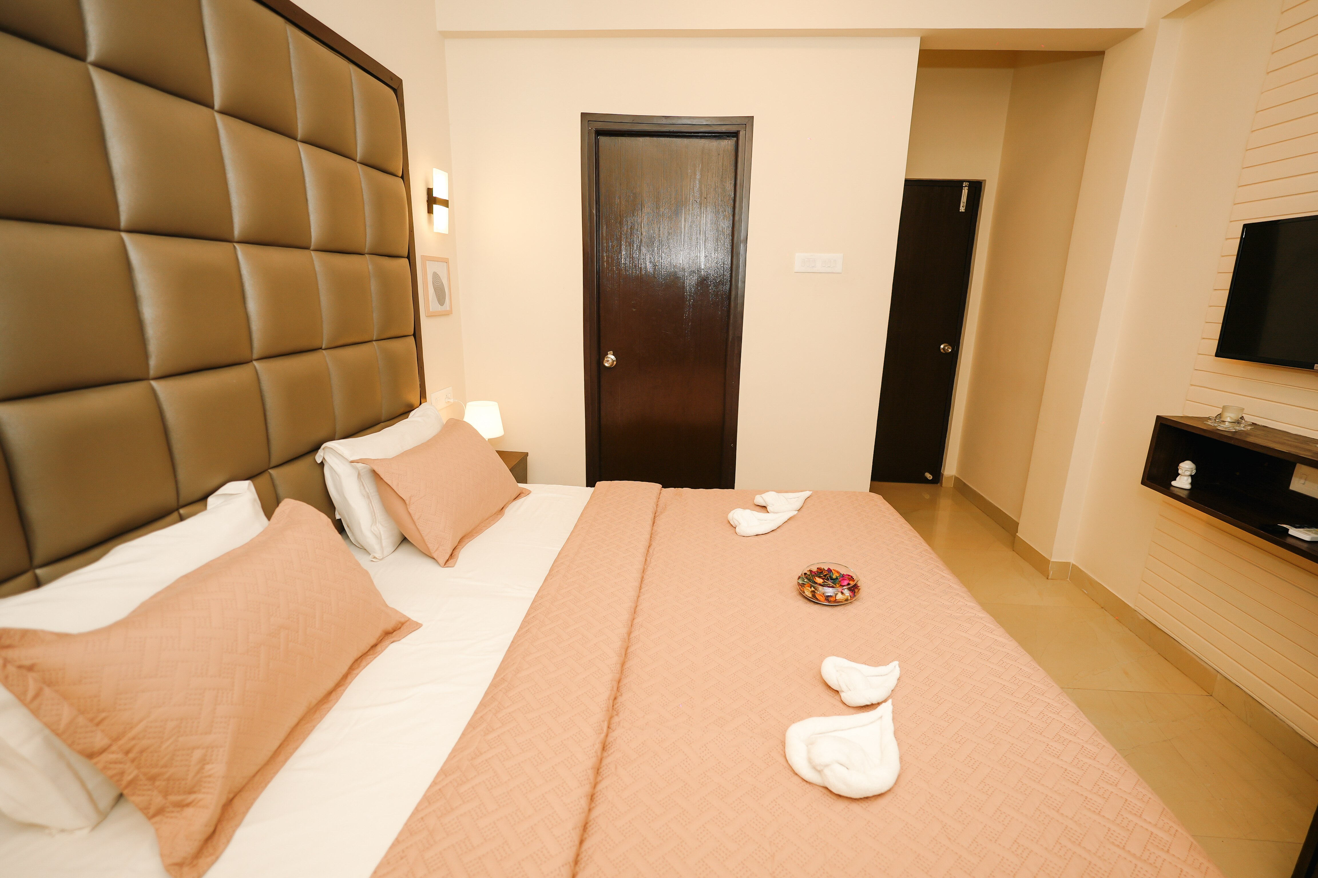 Basil Stays-La Bliss 6BHK Villa - Tap to explore photos