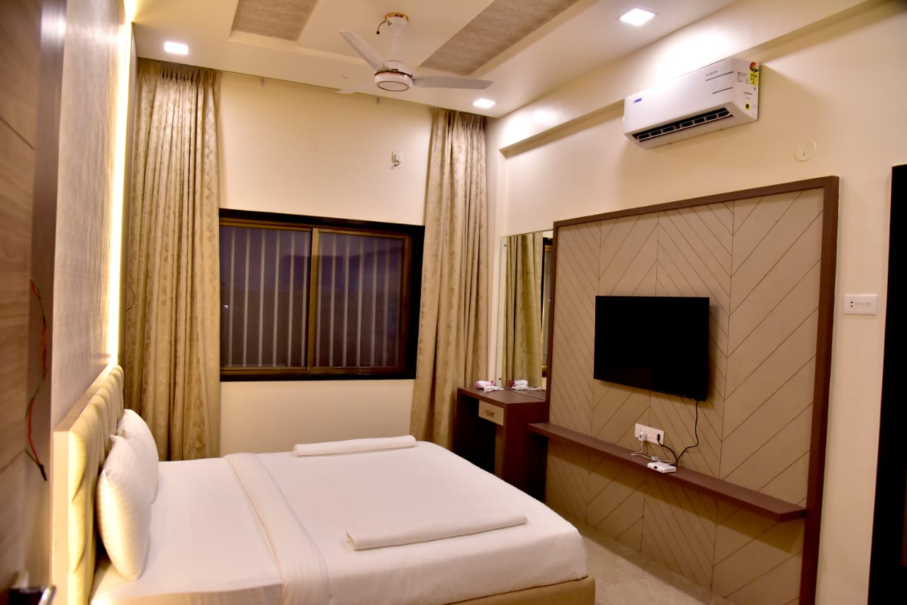 Hotel Royal Executive ( 23 Km from Vitthal Temple ) - Tap to explore photos