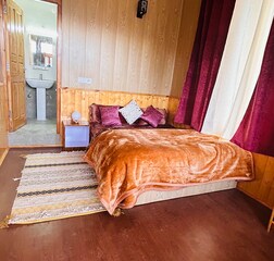 Deodar Premium King Room, Mountain View