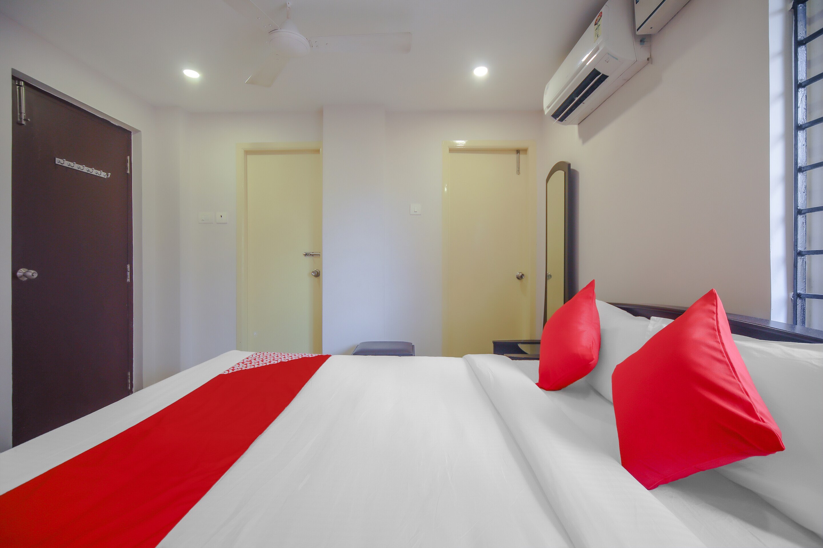 Hotel O Pride Hospitality Nungambakkam - Tap to explore photos