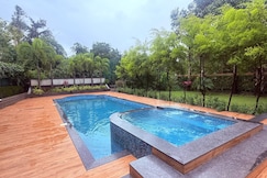 4Bhk Turf Villa with Pvt Pool, Jacuzzi & Rain Dance by Heart Staycation, Lonavala