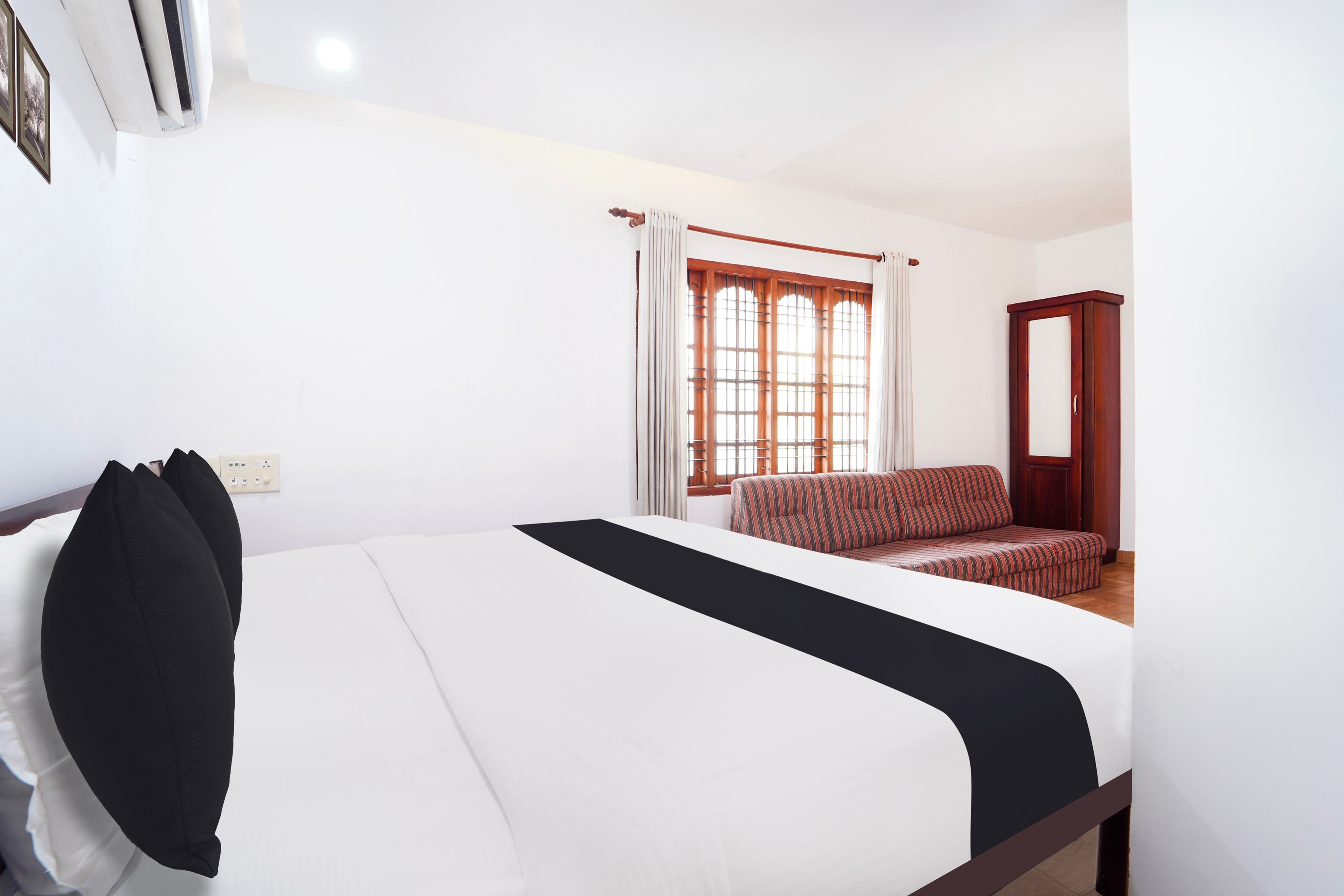 Super Townhouse City Center Ernakulam - Tap to explore photos
