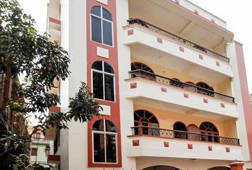 Aadoroni Central Homestay | Room & Caretaker