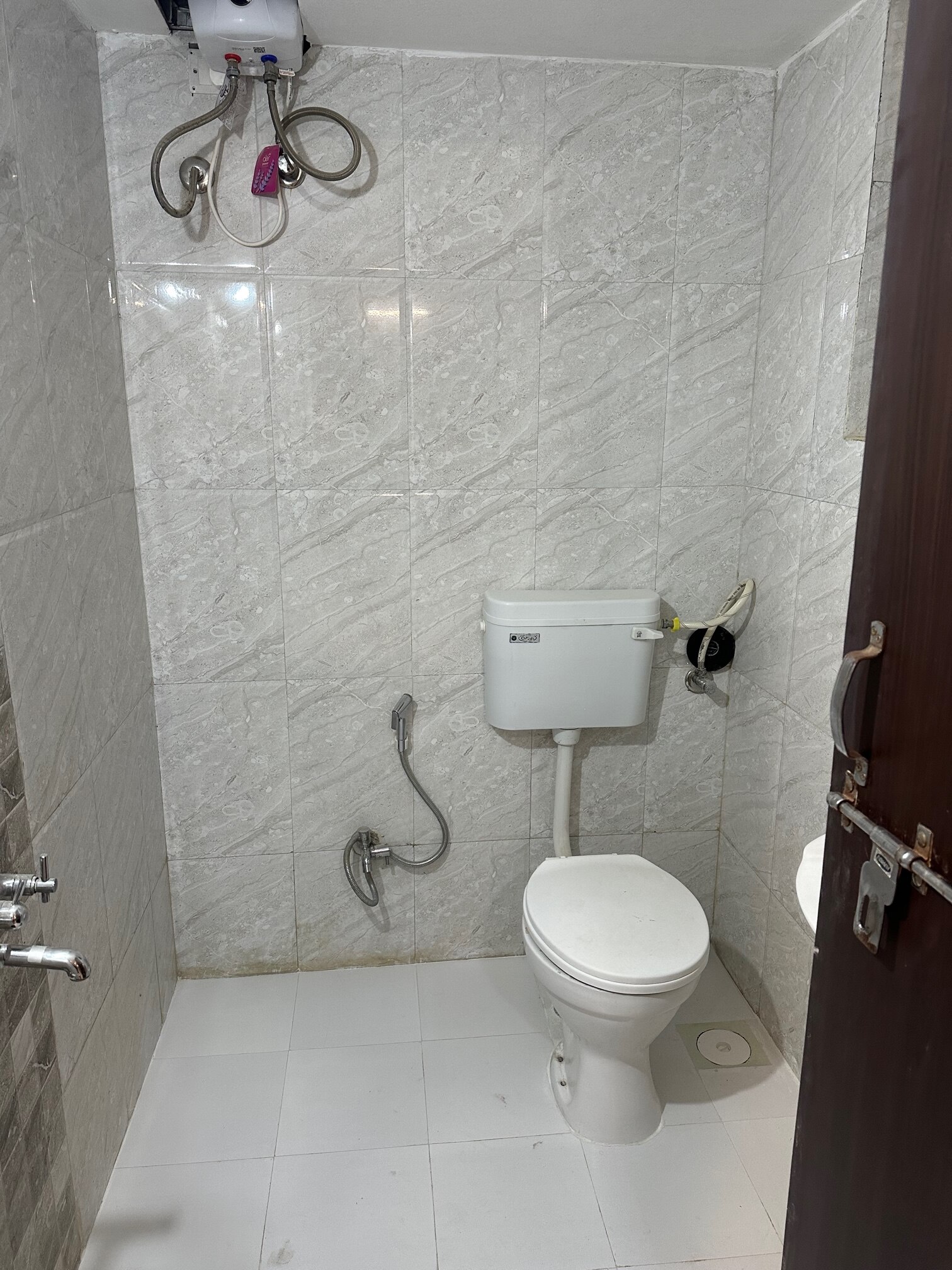 The Swing Private Studio Room in Koregaon Park Ac WiFi Smart Tv Kitchenette - Tap to explore photos