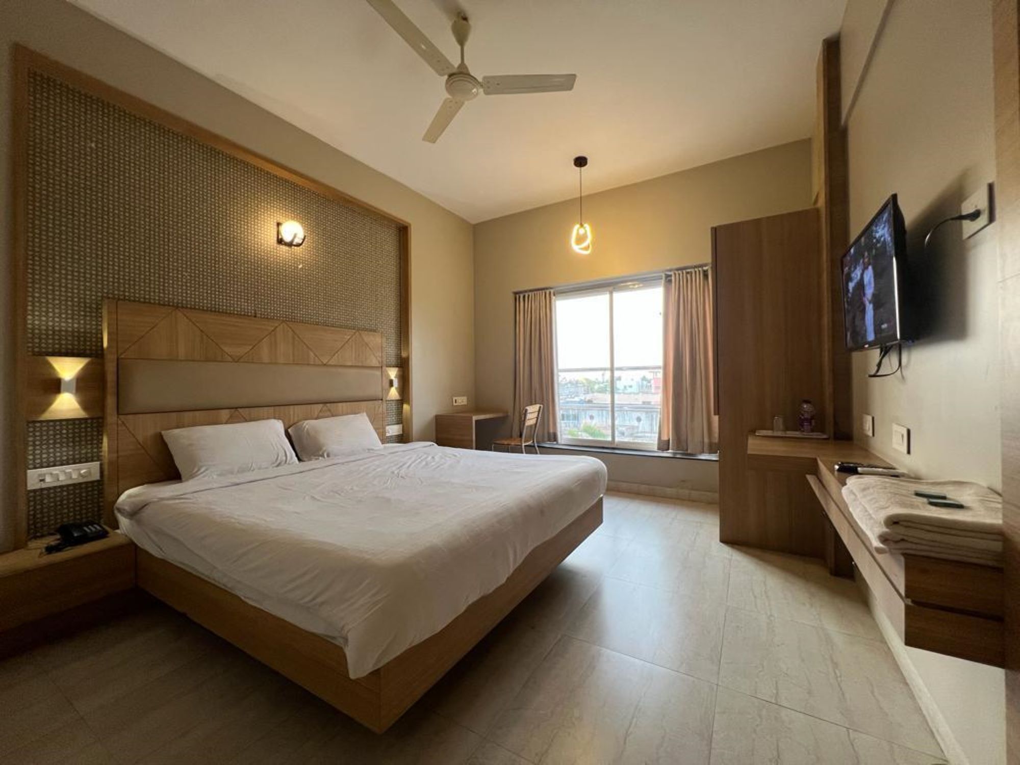 Hotel Shahi Executive - Tap to explore photos