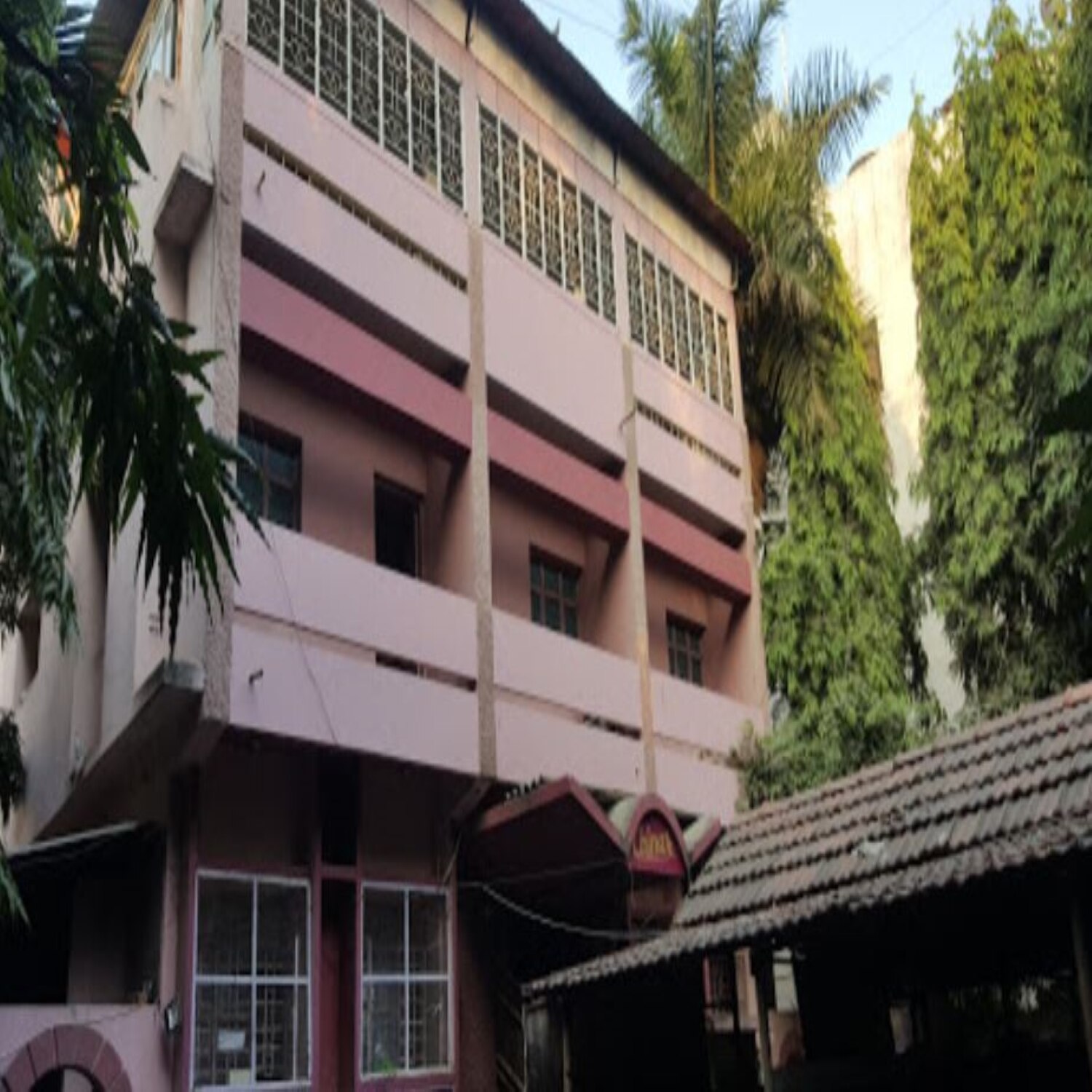 Chinar Garden Hotel - Tap to explore photos