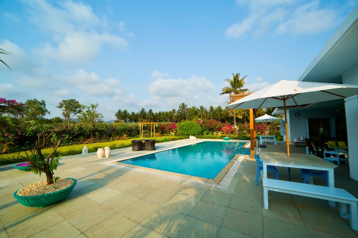 Whispering Palms, 3 Bed, Pool, Lawns & WiFi - Tap to explore photos
