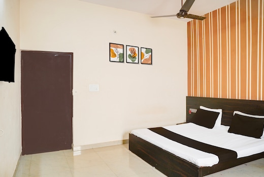 Hotel O M N Palace
