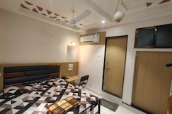 New Bombay Lodge, Akola