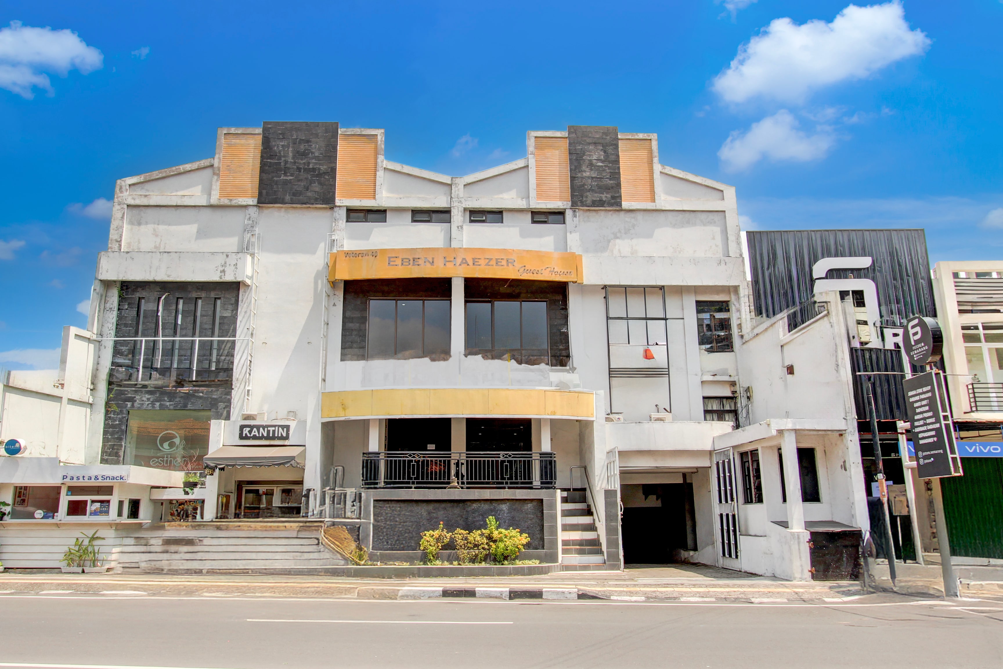 Collection O Simpang Lima Near Simpang Lima Semarang Formerly Hotel Eben Haezer - Tap to explore photos