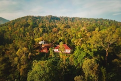 HuliKatte Vintage Mountain Top Home with 360 View, Mudigere