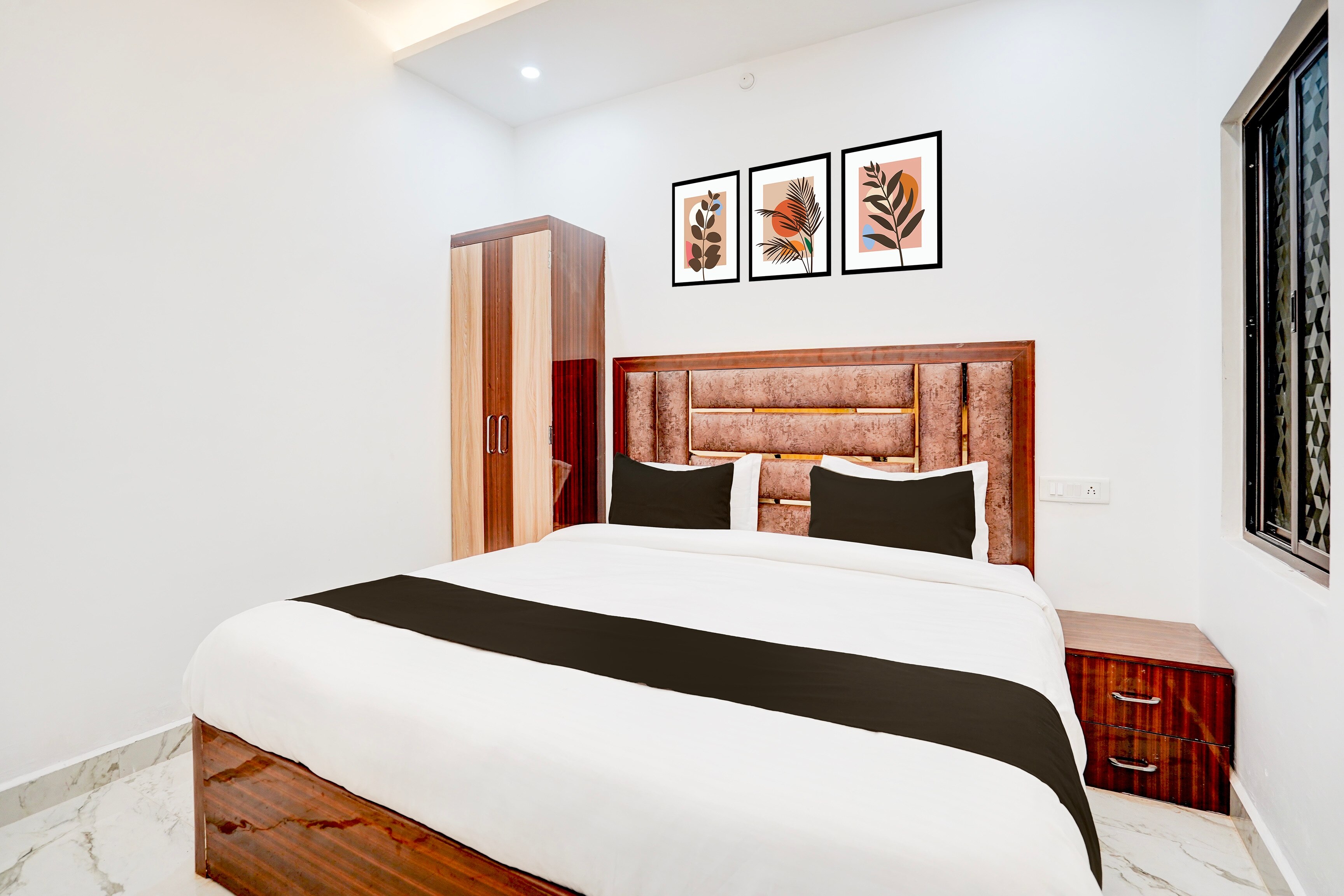 HOTEL O SAMRAT INN - Tap to explore photos