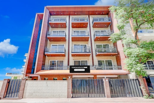 Super Townhouse Oak Sector 39 Medanta