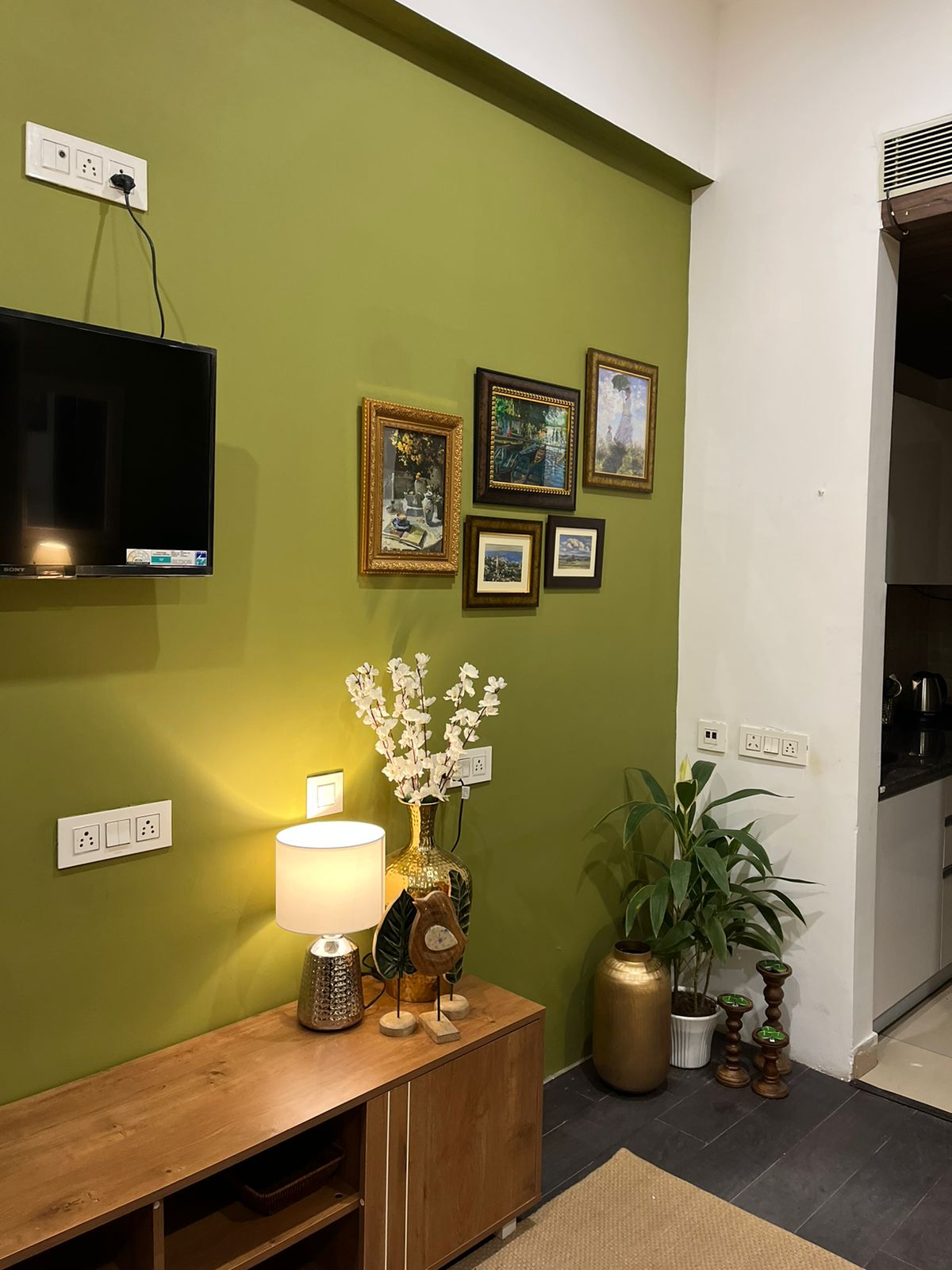 Elegant Apartment In Chandigarh - Tap to explore photos