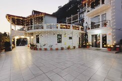 3 BR Comfy Stay with Kitchen Near Kainchi Dham, Bhowali