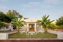 Palatial farm with pool and Breakfast Udaipur., Udaipur