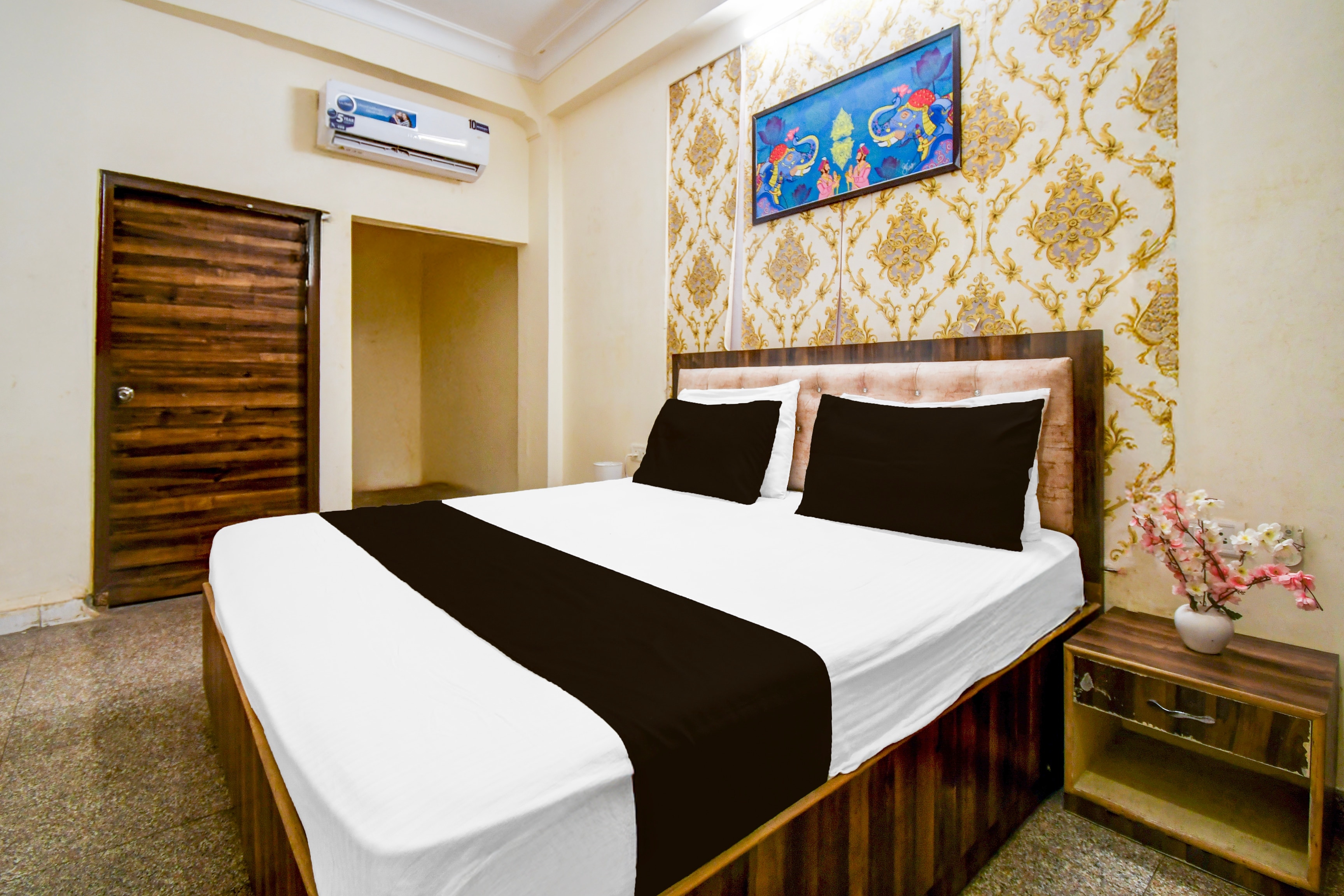 OYO Flagship hotel vasundhara inn - Tap to explore photos