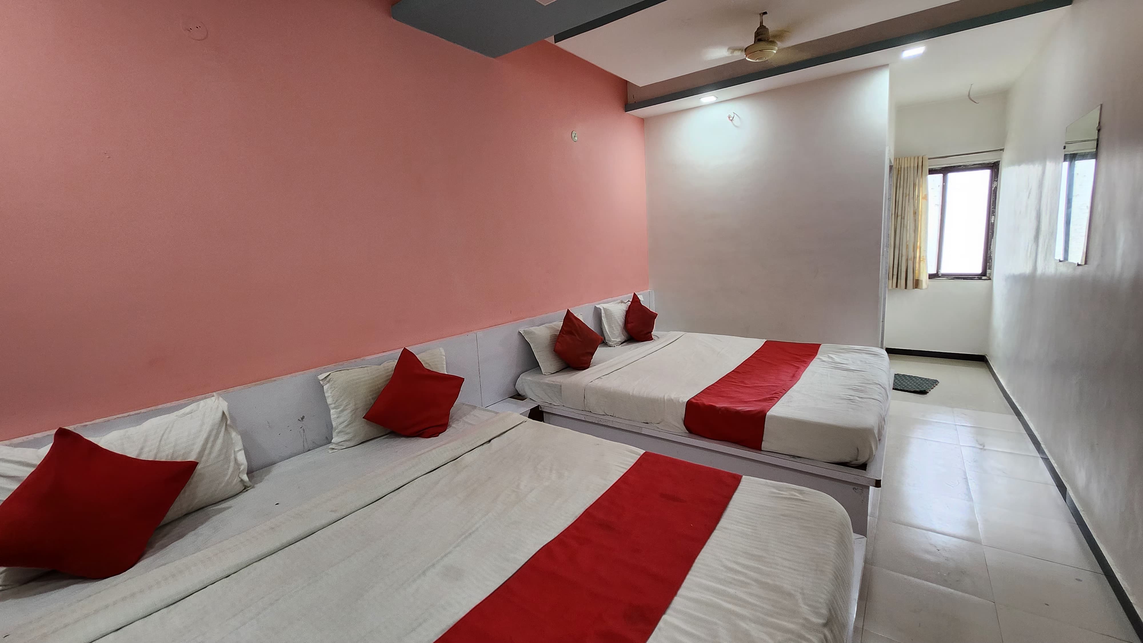 Hotel Sundara Palace - Tap to explore photos
