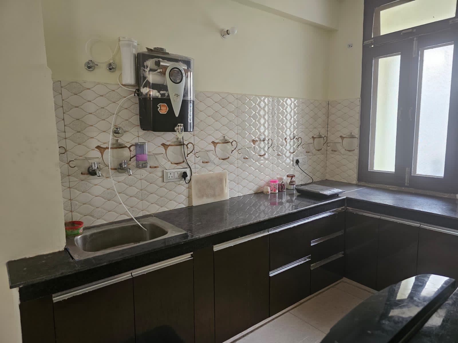 L201 3BHK in Krishna Nagar Lucknow - Tap to explore photos