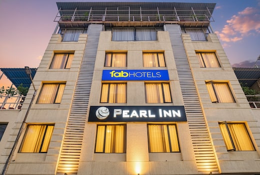 FabHotel Executive Pearl Inn - Nr. Twin tower