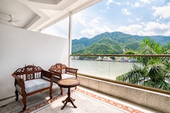 MadhvM by the Ganges, Rishikesh