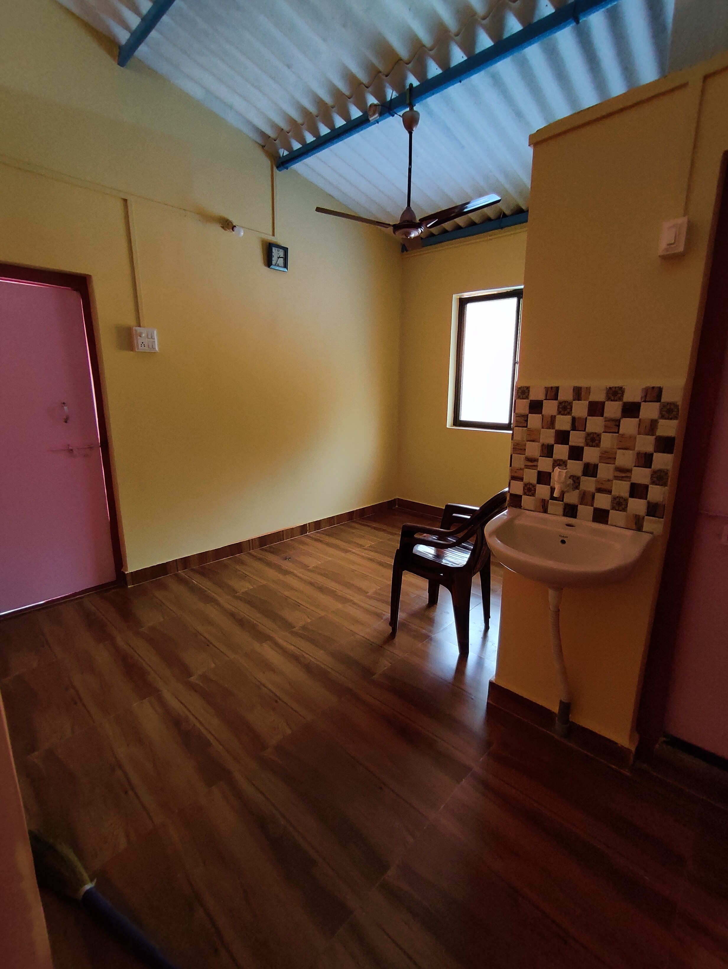 Comfortable & cheap stay near Ganapatipule Temple - Tap to explore photos