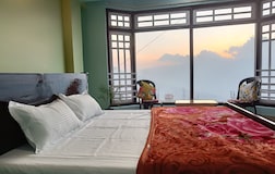 Mountain view room with single kingsize bed:
