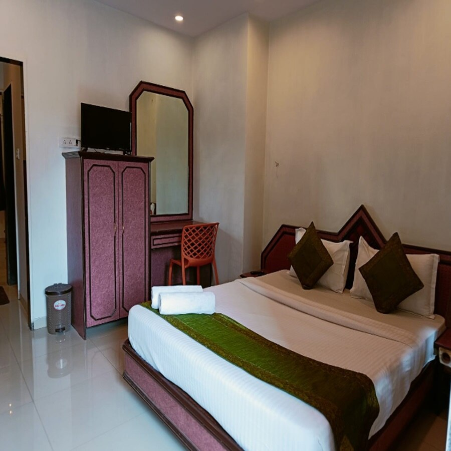 Hotel Jambhale Palace - Tap to explore photos