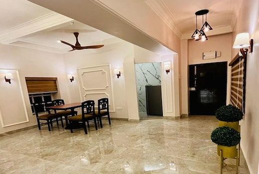 A 1000 sqft 1BHK Apartment in Ballygunge main road