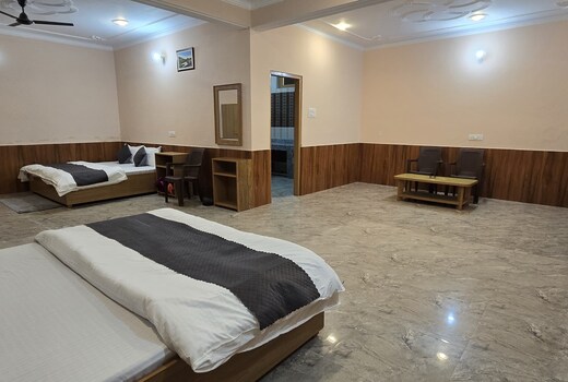 Family Room n Kitchen Near Bus Stand