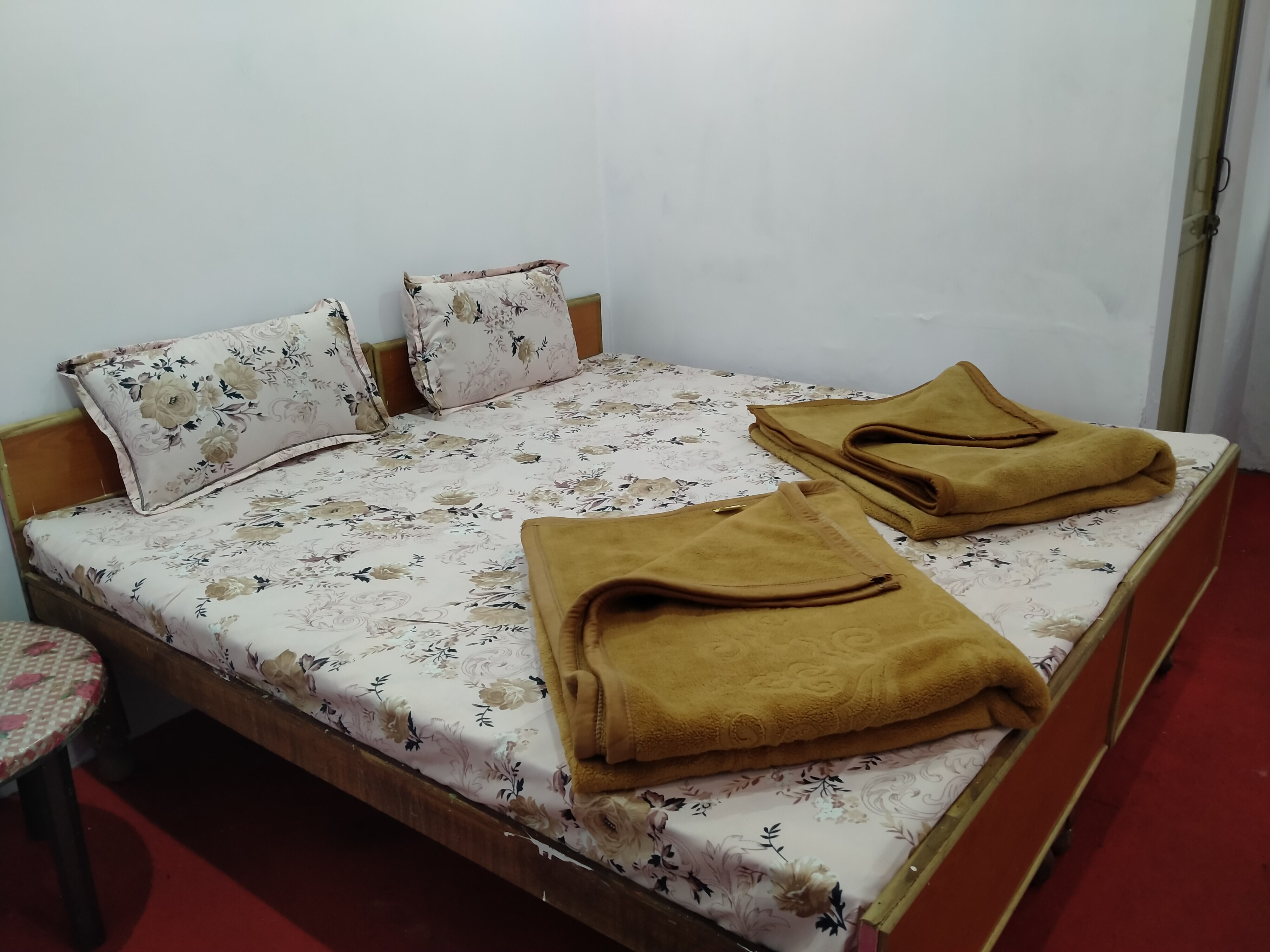Apoorva Homestay Near Holy Ganga River - Tap to explore photos