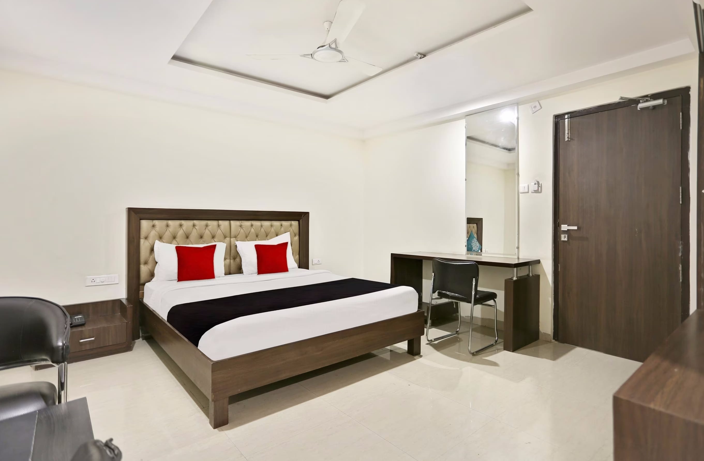 Super Townhouse Halcyon Deccan Inn Near Shilparamam - Tap to explore photos