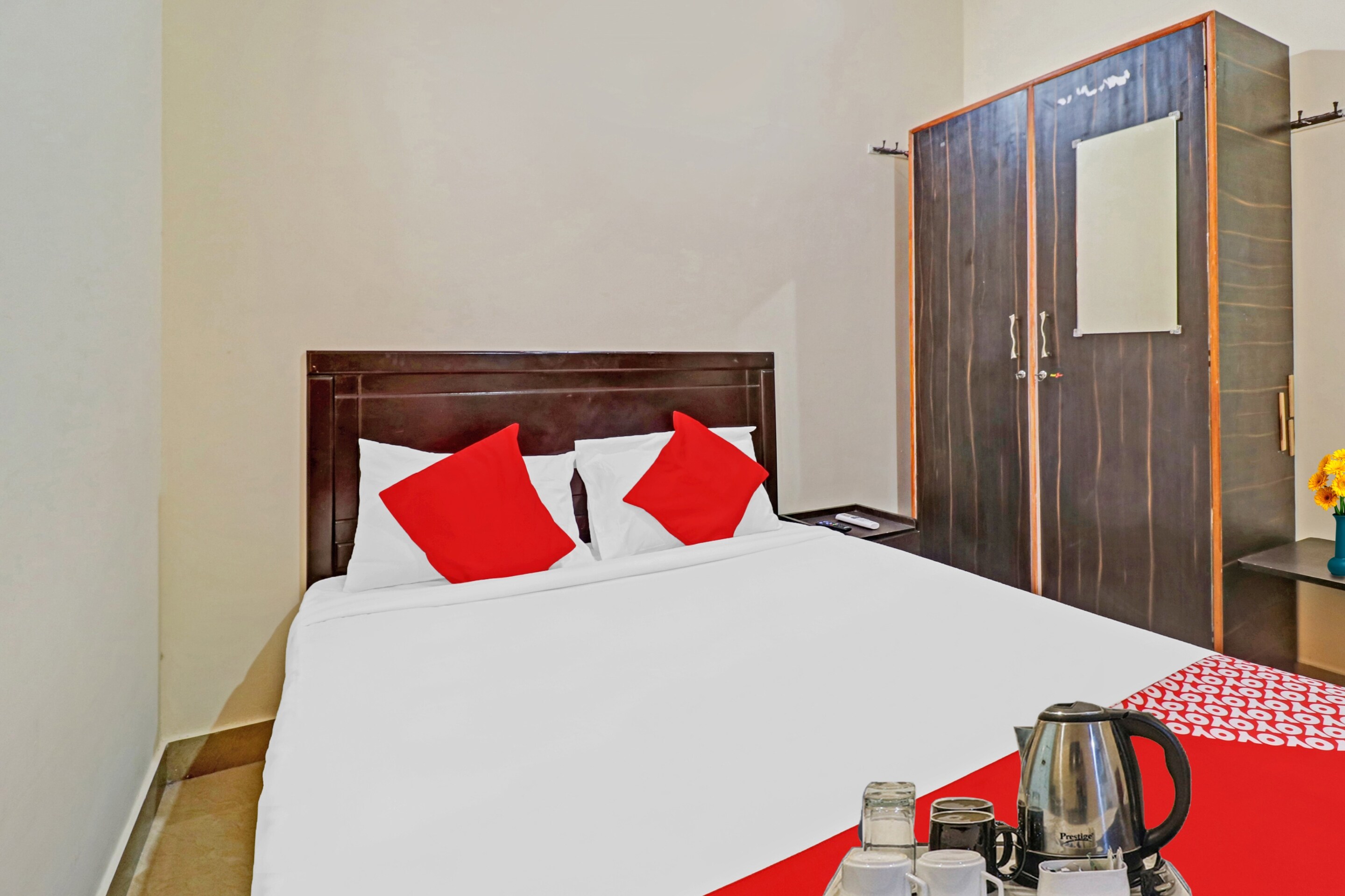 Hotel O Mn Residency Near Ragigudda Sri Prasanna Anjaneyaswamy Temple - Tap to explore photos