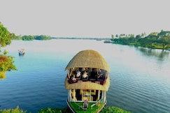 Whispering Waters Houseboat, Alleppey