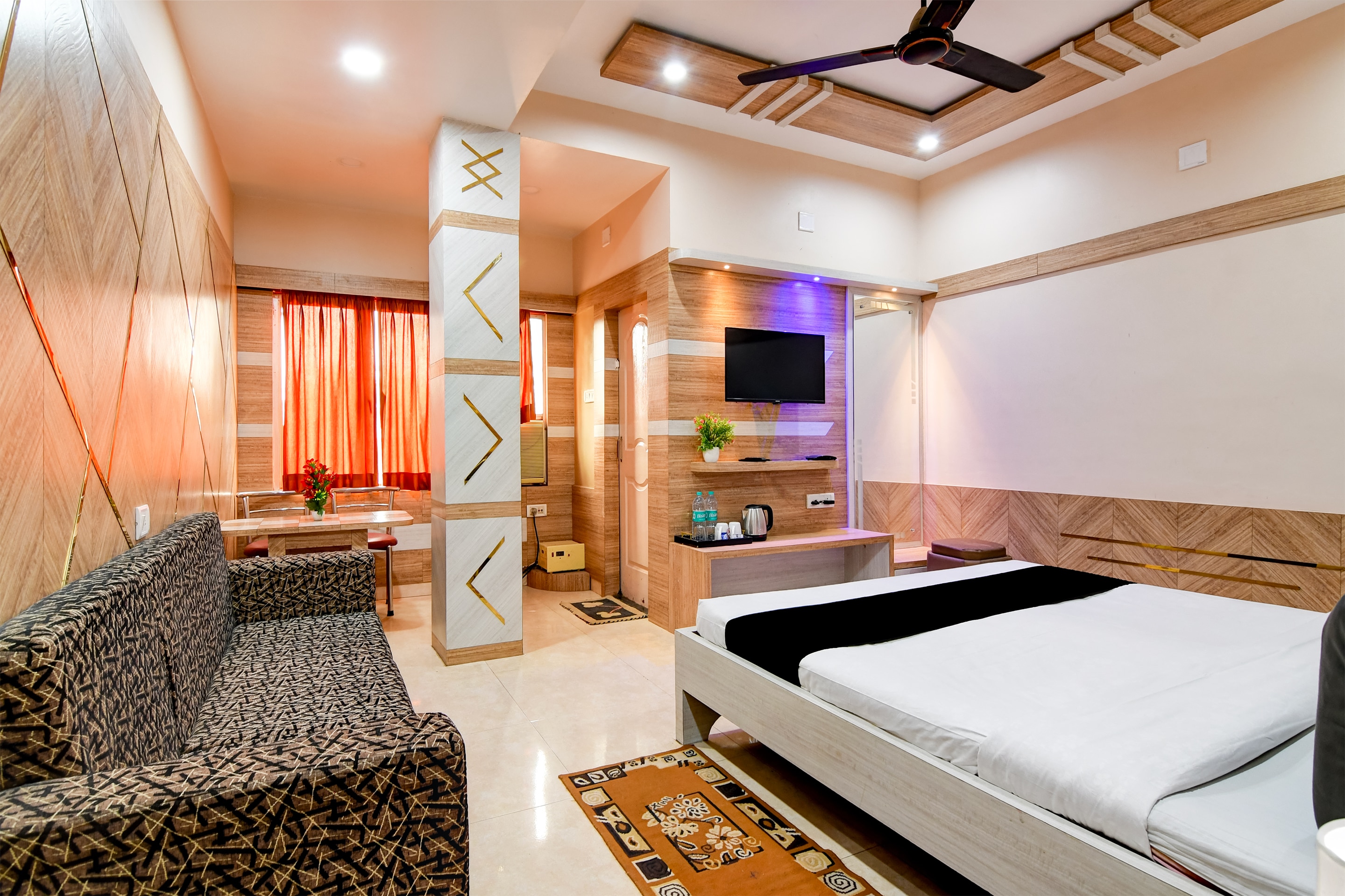 Hotel Shree Krishna - Tap to explore photos