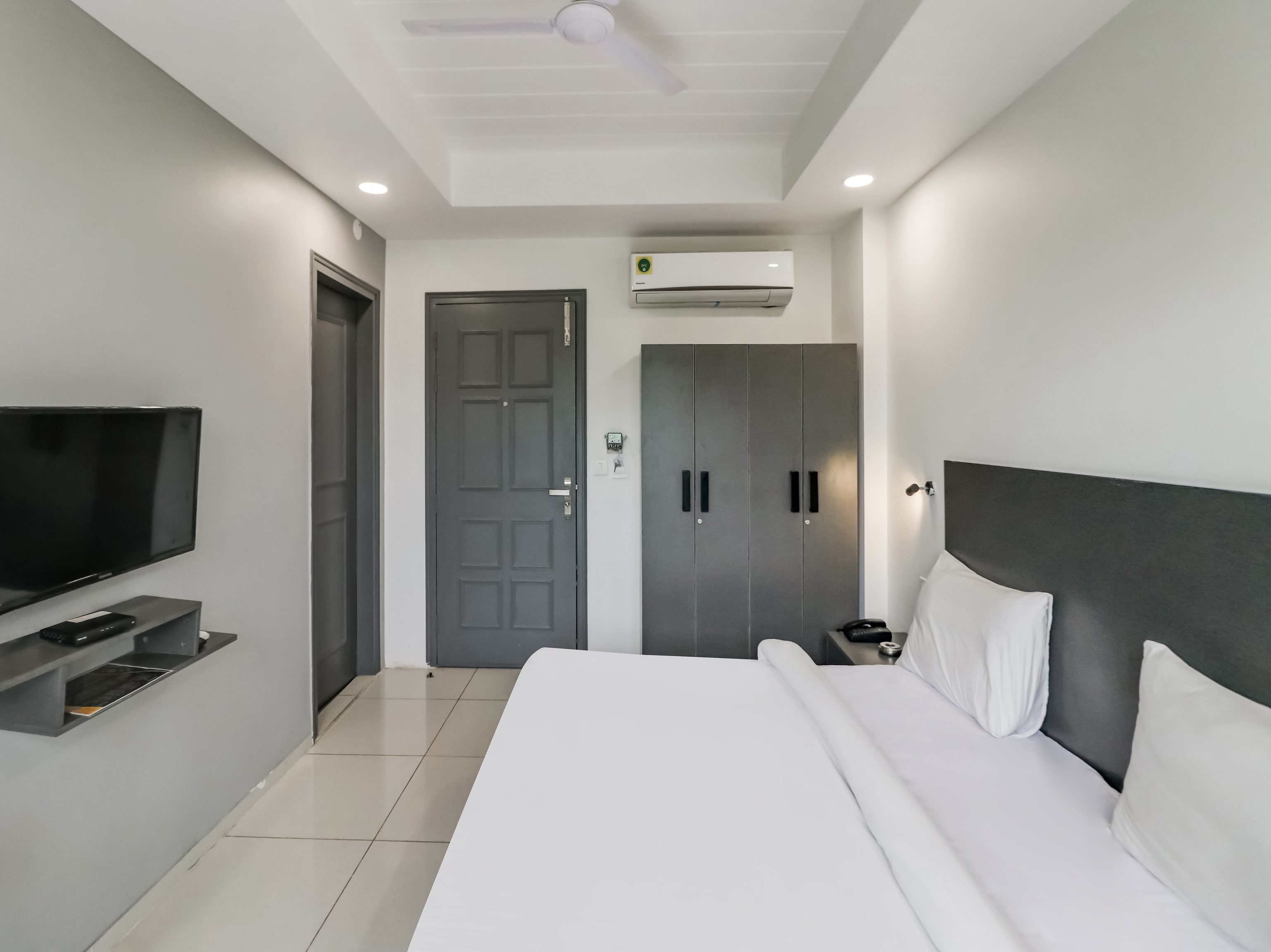 Townhouse South City 2 Sector 49 Gurgaon - Tap to explore photos