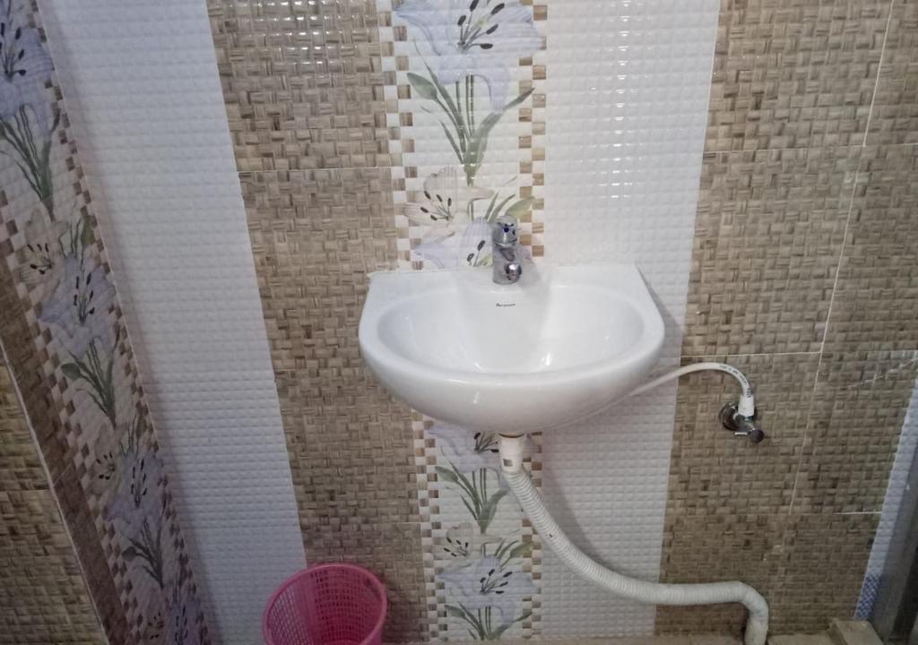 Ditto Room Odisha Guest House - Tap to explore photos