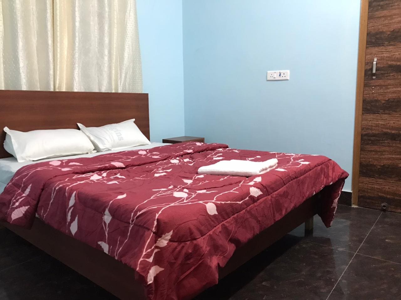 Hotel O Moonlight Near GTB Nagar Metro Station - Tap to explore photos