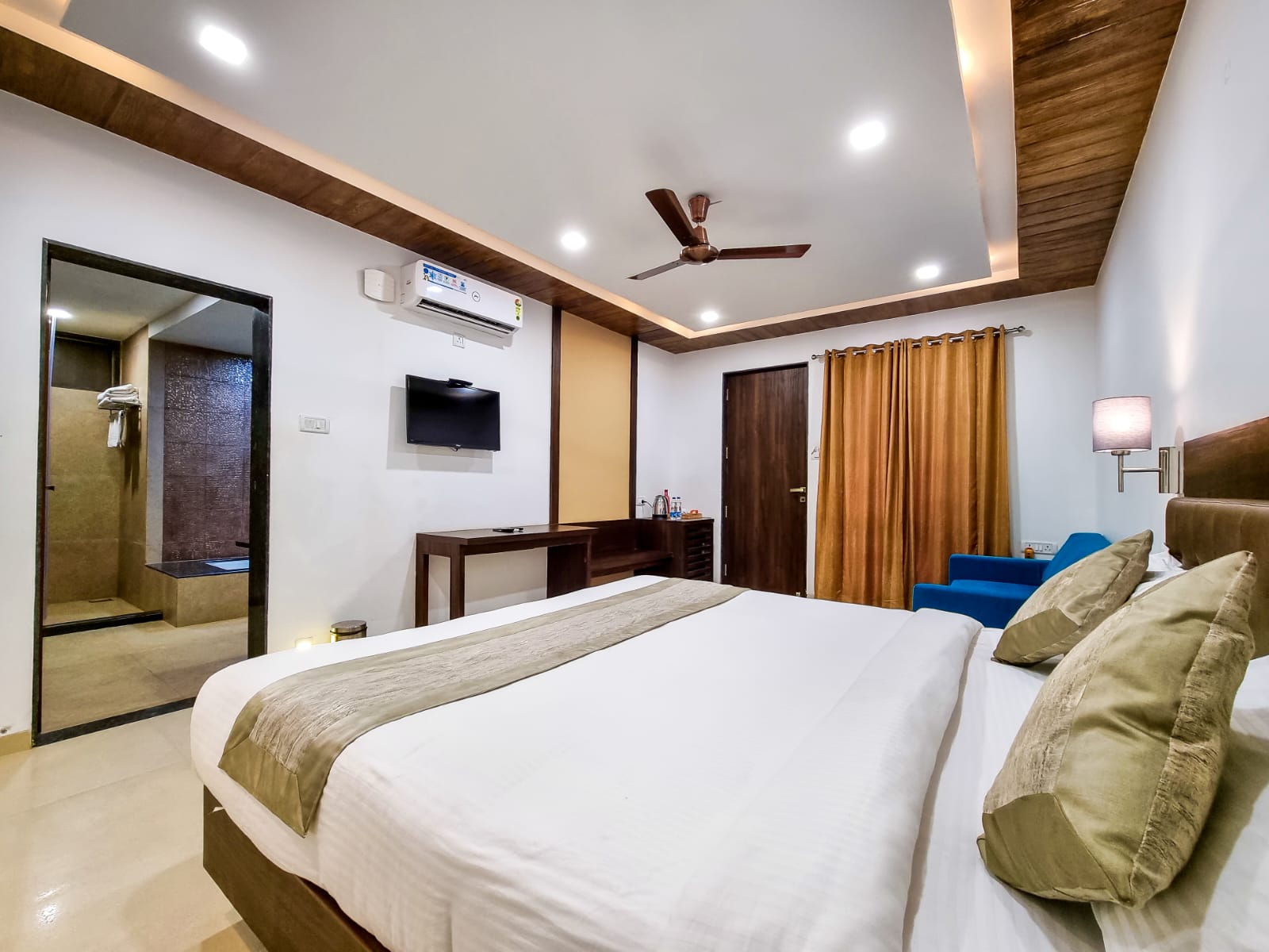 Mountain Breeze Hotel (Pure Veg) 4