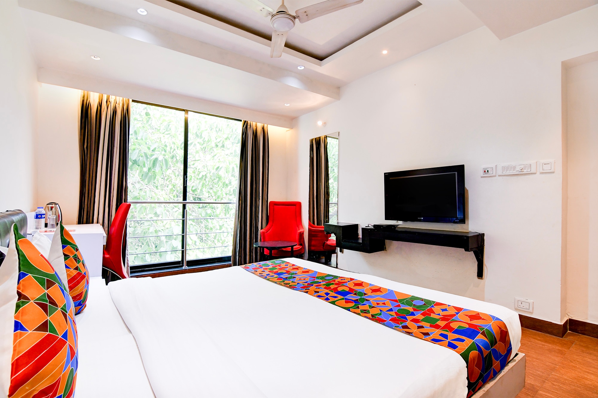 FabHotel Ballygunge Luxury - Behind Punjab Club - Tap to explore photos