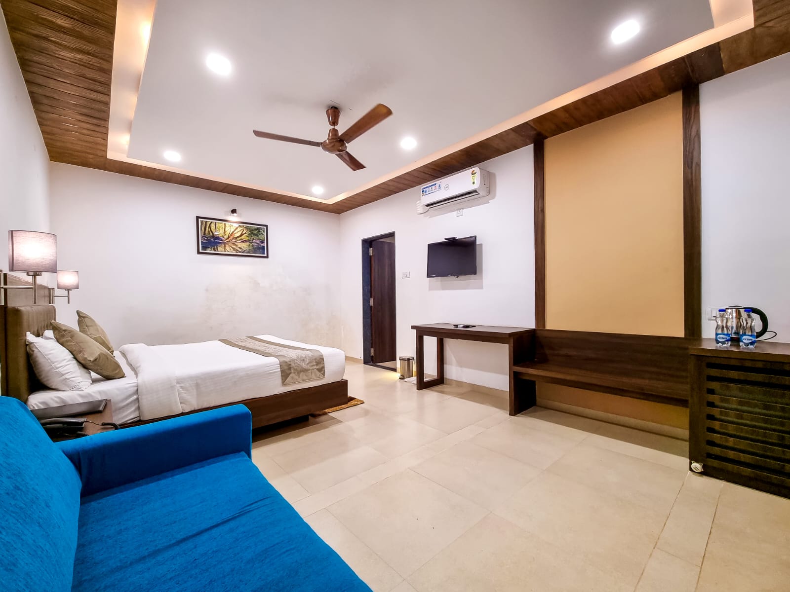 Mountain Breeze Hotel (Pure Veg) 3