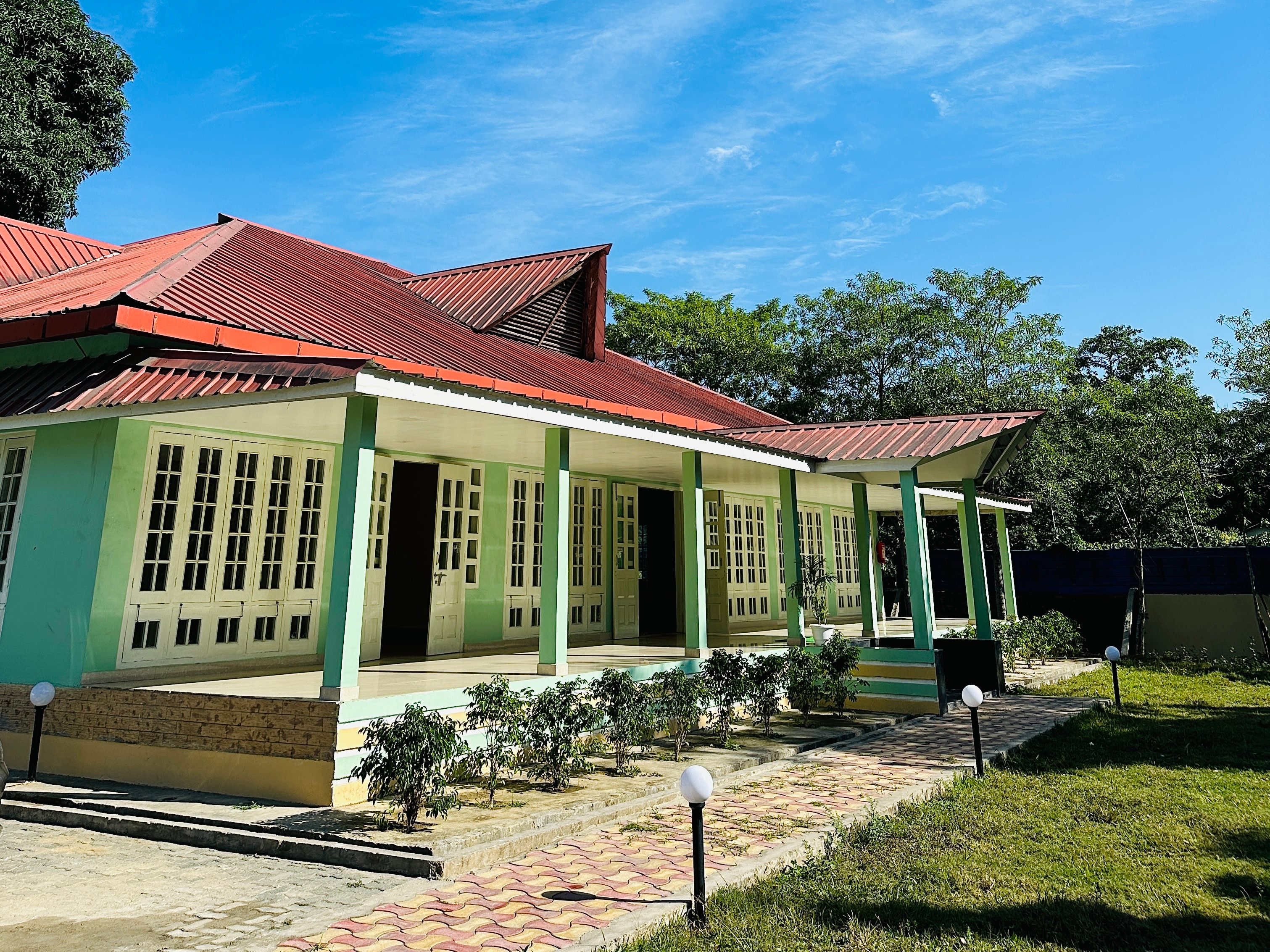 Green Paradise Hotel and Resort  (2mins walking distance from Safari Point). - Tap to explore photos